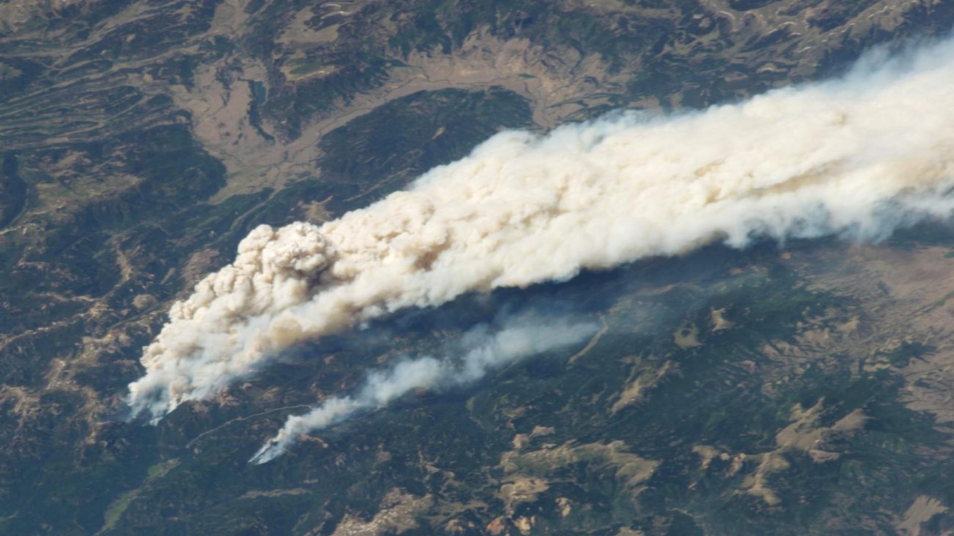 Observing wildfire smoke plumes from space Observing wildfire smoke plumes from space
